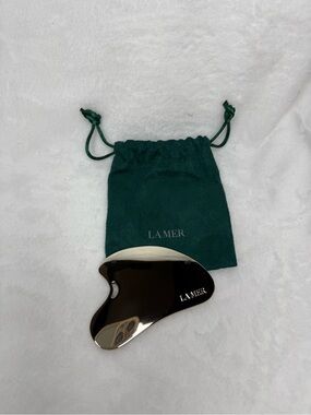 La Mer Silver Gua Sha Tool with Dark Green Velvet Pouch